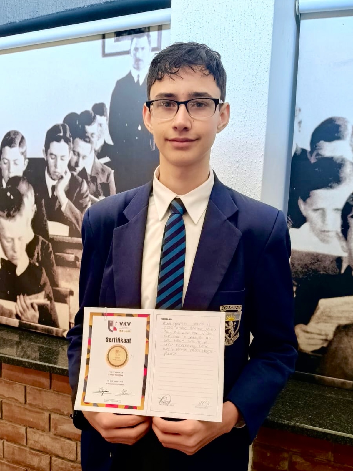 𝗙𝗜𝗖𝗛𝗜𝗘 𝗧𝗥𝗢𝗧𝗦 🎹

Baie geluk aan Cronjé Meintjies wat tydens die Vrystaatse Kunswedstryd ’n uitstekende A+ vir sy klaviersolo in die afdeling Ligte Musiek behaal het.

Ons is ongelooflik trots op jou besondere prestasie, Cronjé!

#fichietrots #joudrome #joutoekoms #onspassie