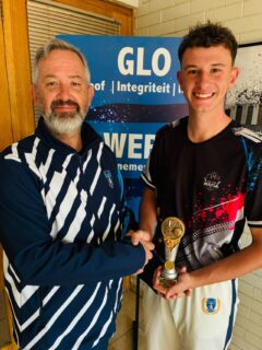 𝗙𝗜𝗖𝗛𝗜𝗘 𝗕𝗔𝗦𝗛 🏏 

Vanjaar is die Fichie Bash-interne kriekettoernooi vir die vierde keer aangebied. Vir die tweede agtereenvolgende jaar het meisiespanne ook aan die toernooi deelgeneem. Vyf seunspanne en drie meisiespanne het mekaar die stryd aangesê.

Die Middle Stump Mafia het vanjaar die Chipping Sodbury-trofee verower. Baie geluk aan die kaptein, Jaden Geldenhuys, en sy span met hierdie uitstekende prestasie!

Die trofee waarom daar voortaan tydens die seunstoernooi meegeding sal word, het ’n unieke storie. Tydens die Junievakansie het twee Kovsie Smash-spanne ’n toer na Engeland onderneem. Op die laaste dag van die toer het die Kovsie Smash-span by die Chipping Sodbury-krieketklub, buite Bristol, dié trofee verower.

Om die trofee en sy besondere geskiedenis sinvol voort te laat leef, is dit aan die Fichie Bash-toernooi geskenk.

Seunspanne en kapteine:

🏏 Duck Dodgers – Diederik de Vos
🏏 High Rollers – Neven Olivier
🏏 Spartans – Heinrich Kemp
🏏 Smurfs CC – Henco Thompson
🏏 Middle Stump Mafia – Jaden Geldenhuys

Meisiespanne en kapteine:

🏏 Strikers – Jessica Benbrook
🏏 Paris Pulse – Chere van Vuuren
🏏 Snapdragons – Karli van der Sandt

Baie dankie aan elke speler, kaptein, afrigter en organiseerder wat vanjaar se Fichie Bash moontlik gemaak het!

#fichiekrieket #fichietrots #joudrome #joutoekoms #onspassie