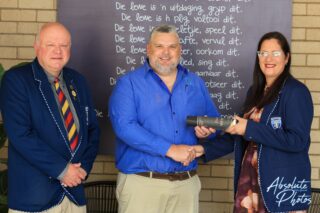 𝗡𝗨𝗪𝗘 𝗔𝗗𝗝𝗨𝗡𝗞𝗛𝗢𝗢𝗙 | 𝗠𝗘. 𝗠𝗔𝗗𝗥𝗜 𝗛𝗔𝗥𝗠𝗦𝗘

Hoërskool Fichardtpark is baie opgewonde om ons nuwe adjunkhoof, me. Madri Harmse, aan die Fichie-familie voor te stel.

Me. Harmse het in 2008 haar onderwysloopbaan by Goudveld Hoërskool begin nadat sy haar B.Ed. Senior- en VOO-graad, asook haar Honneursgraad in Leerderontwikkeling, voltooi het.

Sy is ’n trotse en toegewyde Wiskunde-onderwyseres en het sedert 2016 as Departementshoof van Wiskunde gedien. Sy is ook ’n nasiener vir Wiskunde tydens die Nasionale Senior Sertifikaat-eksamen.

Sedert 2023 dien sy as interne adjunkhoof, met verantwoordelikhede wat onder meer Dissipline, Buitemuurse Aktiwiteite, Veiligheid, Grond en Geboue, Bemarking, die VRL en Landbou insluit. Sy dien ook op die Beheerliggaam en is sedert 2015 ’n graadvoog.

Me. Harmse het ook ’n besondere passie vir sport, veral netbal en atletiek:

Netbal: Eerstespan-afrigter vir 10 jaar en Provinsiale B-netbalskeidsregter.

Atletiek: Vlak 3-naellope-afrigter, Vrystaat-naellope-afrigter tydens die Suid-Afrikaanse Kampioenskappe, bestuurslid van die Vrystaat Afrigtersvereniging, sportorganiseerder van die Lejweleputswa-atletiekkomitee en hoofkeurder van die Vrystaat-atletiekspan vir die Suid-Afrikaanse Kampioenskappe.

Haar passie vir onderwys, leerders en sport, tesame met haar jarelange ervaring en toewyding, maak haar ’n waardevolle toevoeging tot Hoërskool Fichardtpark se bestuurspan.

Me. Harmse sluit op 1 Oktober amptelik by die Fichie-familie aan.

Baie welkom by die Fichie-familie, me. Harmse. Ons sien uit na die pad vorentoe saam met u.

📸 @absolutephotos2020 

#fichietrots #fichiefamilie #joudrome #joutoekoms #onspassie