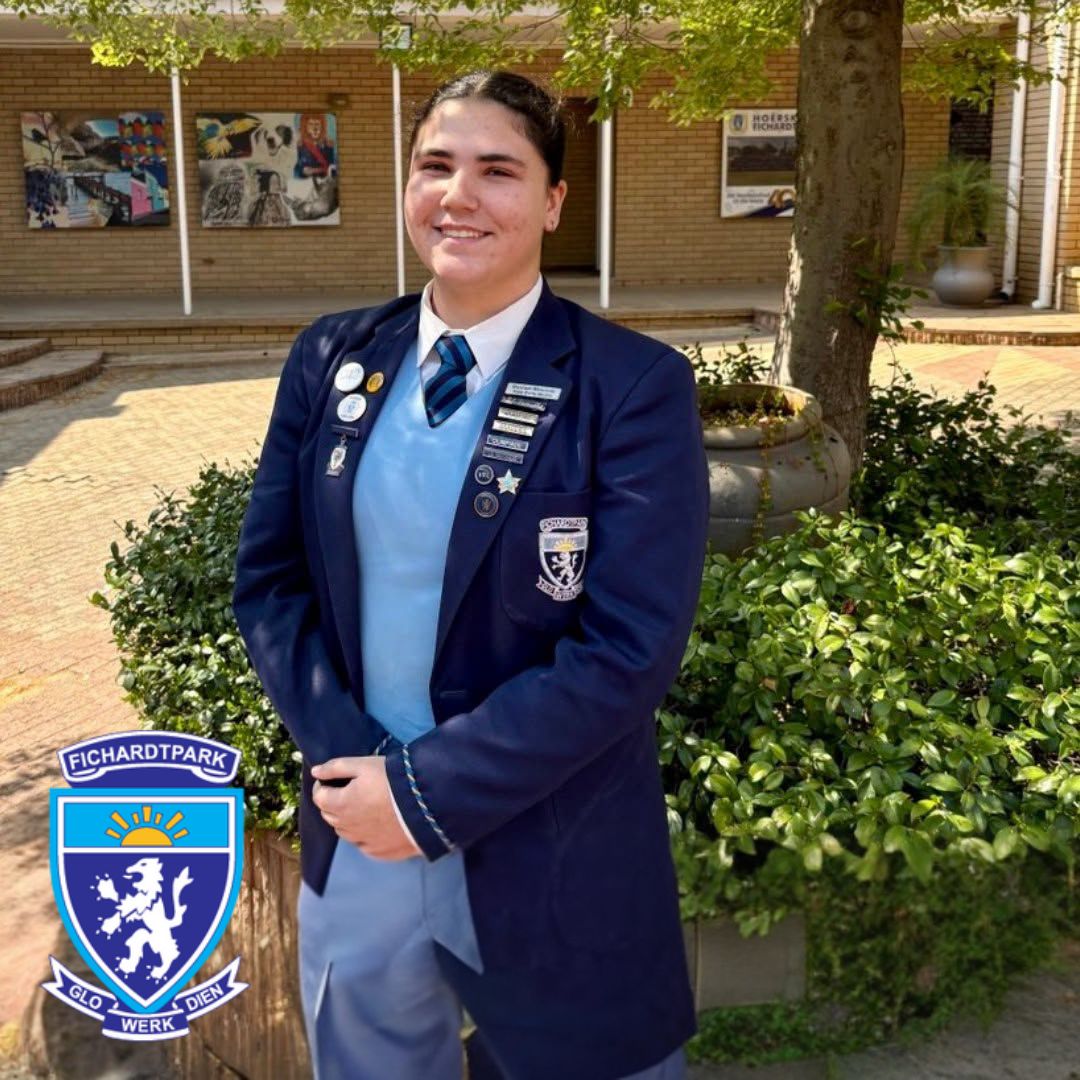 KARA KRUGER: FICHIES SE WISKUNDE STER!

Kara Kruger, Graad 10 is gekies vir die ASSA -SAMTC (South African Mathematics Team Competition) as deel van die  EMS Siyancoba FS / NC Senior 1 span. 
Die ASSA-SAMTC kompetisie is 'n interprovinsiale wiskunde kompetisie, vergelykbaar met enige van die interprovinsiale sport-kompetisies, maar dan vir leerders wat presteer in Olimpiade Wiskunde. Dit word nasionaal geborg deur die Actuarial Society of South Africa ( ASSA ) en aangebied deur die SA Mathematics Foundation (SAMF) - wat ook die nasionale SAMC en SAMO kompetisies jaarliks reel.

Om gekies te word as deel van een van die spanne wat aan die SAMTC deelneem, moet leerders verskeie buite-ure opleidingsdae bywoon en toetse skryf om hul wiskunde-kennis te toets. Hierdie is soos die uitdunningstoetse of proewe wanneer leerders vir provinsiale sportspanne gekies word. Daar is buitengewone standaarde wat gestel word - en nie enige leerder wat goed doen in skool-sillabus-wiskunde, haal die spanne nie, omdat die Olimpiade Wiskunde sillabus heelwat meer inhoud behels as wat in die skool behandel word.

Kara het die Senior 1 span, dws eerste span, gehaal, al is sy hierdie jaar net in graad 10, en moes sy meeding met leerders van graad 11 en 12 wat al vorige jare in die span was. Sy is dan ook gekies as die leier van die span. Die leier het die taak om die spankompetisie-gedeelte, waar spanlede saamwerk om 10 probleme in een uur op te los, te bestuur en die uiteindelike antwoorde wat die span vir die probleme bereken, op te teken en deur te gee vir organiseerders om te merk.

Die EMS Siyancoaba FS/ NC span het nasionaal 11e gekom uit 67 deelnemende spanne - waarvan sommige dan 2e en 3e spanne van ander provinsies/ areas insluit. Dit is baie goed en ons is trots op die prestasie. 

#fichieakademie #fichietrots #joudrome #joutoekoms #onspassie