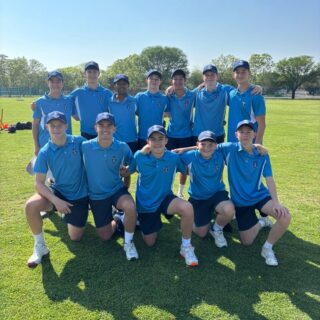 ROSESTAD KRIEKETTOERNOOI

Ons o.15A krieketspan neem aan die Rosestad kriekettoernooi in Bloemfontein deel. Wedstryde word op krieketvelde regoor die hele stad gespeel. Alhoewel Fichies gister teen Welkom Gimnasium vasgeval het, kan ons vandag spog met 'n reuse oorwinning van 9 paaltjies teen Hoërskool Sentraal. Fichies wen die loot en stuur Tralies in om te gaan kolf en beperk Tralies tot 138 almal uit.

Beste boulers:🏏
Roelof Herbst 
3 paaltjies vir 21 lopies.
Tobie v Vuuren 
2 paaltjies vir 30 lopies.

Beste kolwers:🏏
Roelof Herbst 50(46)
Pieter de Bruyn 49(70)

Fichies wen met 9 paaltjies.

#fichiekrieket #fichietrots #fichiesport