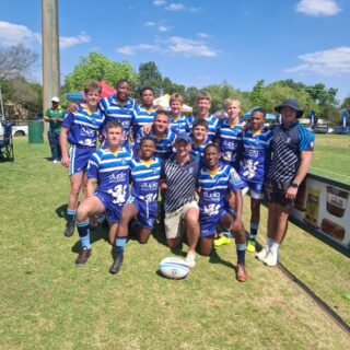 RUGBY: CLOVER / JF SEWES-TOERNOOI
Baie geluk aan ons o.17 en o.15 sewes-rugbyspanne met goeie uitslae tydens die Clover / JF Sewes-toernooi van Saterdag, 12 September 2026. Spesiale gelukwensing aan ons o.15 span wat as die wenners uit die Plaatfinaal-stryd getree het! 
Die uitslae is as volg:

o.17:
WEN 43-5 vs Goudveld
Verloor 19-26 vs Diamantveld
WEN 38-12 vs St Andrews
Verloor 19-31 vs Griekwas Uitnodigingspan

o.15 
Verloor 0-31 vs Grey o.15A
WEN 31-0 vs Goudveld
WEN 47-0 vs Landboudal
WEN 12-0 vs Grey o.14A

Plaatfinaal:
WEN 17-5 vs Jim Fouché

#fichierugby #fichietrots #fichiesport #joutoekoms #joudrome #onspassie