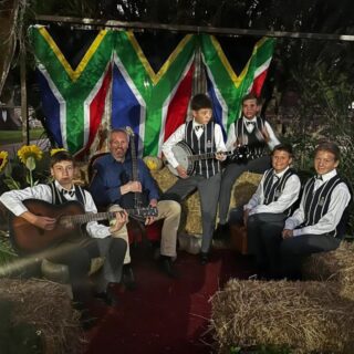 TROTS SUID-AFRIKAANS! TROTS MATRIEKAFSKEID 2026!

Op die vooraand van Erfenisdag, het die matrikulante van Hoërskool Fichardtpark hul matriekafskeid met die tema Trots Suid-Afrikaans geniet. 

Die aand was betower met heerlike kos, pragtige protea-blomme, boeremusiek verskaf deur die Grey Kollege Primêr Boereorkes, boodskappe van motivering en lekker dans en kuier as ‘n matriekgroep. Dankie aan die gasvryheid en mooi onthaal verskaf deur Leopards & Lace. 

Dit was ‘n TROTSE geleentheid waar Fichies se harte ook met TROTS ‘n hoofstuk van hul skoolloopbaan kon afsluit. 

#fichieTROTS #joutoekoms #joudrome #onspassie #fichiematrieks26