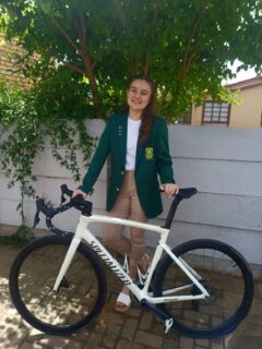 𝗗𝗨𝗔𝗧𝗛𝗟𝗢𝗡 | 𝗙𝗜𝗖𝗛𝗜𝗘 𝗧𝗥𝗢𝗧𝗦

Baie geluk aan Carli Bouwer, wat gekies is om Suid-Afrika in duathlon te verteenwoordig!

Haar uitstekende tye by die 2026 Nasionale Kampioenskappe het haar laat kwalifiseer vir die Multisport Wêreldkampioenskappe in Abu Dhabi in November 2026, asook die Wêreldspele in Kanada in Junie 2027. Carli verwerf daarmee weer haar Proteakleure!

Ons is ongelooflik trots op jou, Carli! 

#fichietrots #joudrome #joutoekoms #onspassie