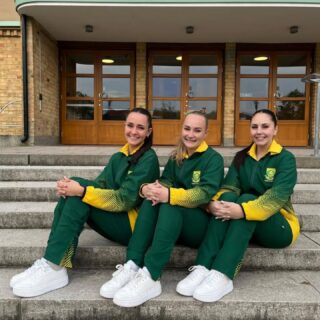 𝗢𝗨𝗗-𝗙𝗜𝗖𝗛𝗜𝗘𝗦 𝗣𝗥𝗘𝗦𝗧𝗘𝗘𝗥

Drie oud-Fichie-leerders het van 12–15 September aan die IDO Disko Wêreldkampioenskappe in Örebro, Swede, deelgeneem. 

Hulle het in die volgende afdelings deelgeneem:
• Disko Solo
• Disko Slowdance
• Disko Small Group
• Disko Duo’s

As erkenning vir hul prestasies op die internasionale verhoog is al drie dansers met hul Protea-kleure vereer. 

Mia van der Walt – Matriek 2022
Kiley Saaiman – Matriek 2023
Megan Muller – Matriek 2025

#fichietrots #fichiealumni