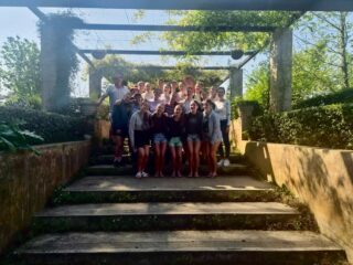 𝗔𝗞𝗔𝗗𝗘𝗠𝗜𝗘𝗦𝗘 𝗧𝗢𝗘𝗥 | 𝗗𝗔𝗚 𝟮

Wat ’n besige dag vol avontuur, lekker bederf en nuwe ontdekkings vir ons Fichies!

Ná ontbyt en ’n vinnige stop by ’n bakkery in die Champagnevallei het ons Falcon Ridge Birds of Prey besoek. Tydens ’n twee uur lange roofvoëlvertoning het ons meer geleer oor die rehabilitasie van roofvoëls en hoe hulle lugstrome gebruik om te sweef en te jag.

Daarna was dit tyd vir iets soets! By ’n sjokoladewinkel en -fabriek het ons verskillende sjokolades geproe en geleer hoe sjokolade gemaak, getemper en verpak word. ’n Heerlike sjokoladefondue het dié besoek ekstra lekker gemaak!

Die middag was propvol aksie met vierwielmotorfietse, boogskiet, zipline en waterkaskenades. Ons het die dag afgesluit met ’n potjiekoskompetisie tussen die grade, waar die leerders self moes vuurmaak en hul hoenderpotjies voorberei.

Beslis ’n dag om te onthou!

#joudrome #joutoekoms #onspassie