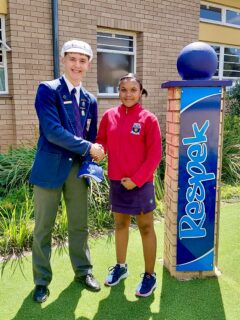 𝗩𝗥𝗬𝗦𝗧𝗔𝗔𝗧 𝗞𝗥𝗜𝗘𝗞𝗘𝗧 | 𝗟𝗔𝗘𝗥𝗦𝗞𝗢𝗟𝗘 🏏 

Diederik de Vos, ons eerstespan-krieketkaptein, het vandag Fichardtpark Primêre Skool se krieketspelers persoonlik gaan gelukwens met hul insluiting in die onderskeie Vrystaatspanne.

Divashee Claasens – Vrystaat o.13A-meisiespan
Jandre Vermeulen – Vrystaat o.12A-span

Baie geluk met hierdie besondere prestasie. Ons is trots op julle!