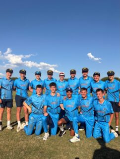 FICHIE KRIEKET🏏

ITEC Noord-Kaap T20 Toernooi
(Hoërskool Kalahari)

WEDSTRYD 2 VS HOËRSKOOL DUINEVELD

Fichies kolf eerste en teken 137 lopies aan.

Bestes kolwers:
Diederik de Vos 53(40)
Heinrich Kemp 36(26)

Beste boulers:
EJ v Zyl 3 paaltjies vir 17 lopies. 

Justin Genade 2 paaltjies vir 7 lopies.
 
Christiaan Myburg 2 paaltjies vir 16 lopies. 

Fichies wen met 65 lopies.

Ons as Fichies is trots op puik krieket wat gespeel word. 

#fichietrots #fichiekrieket #jouvoorkeurskool