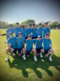 𝗙𝗜𝗖𝗛𝗜𝗘 𝗞𝗥𝗜𝗘𝗞𝗘𝗧 | 𝗼.𝟭𝟱𝗔 𝗞𝗥𝗜𝗘𝗞𝗘𝗧 🏏

Ons o.15A-krieketspan het ’n uitstekende vertoning gelewer en Hoërskool Jim Fouché se o.15A-span met 31 lopies geklop!

Fichardtpark het eerste gekolf en 117/7 in 20 boulbeurte aangeteken. Ons boulers het daarna puik werk verrig en Jim Fouché vir slegs 86 lopies in 18.2 boulbeurte uitgeboul.

Beste kolwers:
Handré Herholdt – 47 lopies van 55 balle.
Roelof Herbst – 20 lopies van 21 balle.

Beste boulers:
De Villiers Myburg – 2 paaltjies vir 3 lopies.
Tobie van Vuuren – 2 paaltjies vir 7 lopies.

Baie geluk aan ons o.15A-manne met hierdie puik oorwinning! Ons is trots op julle!

#joudrome #joutoekoms #onspassie