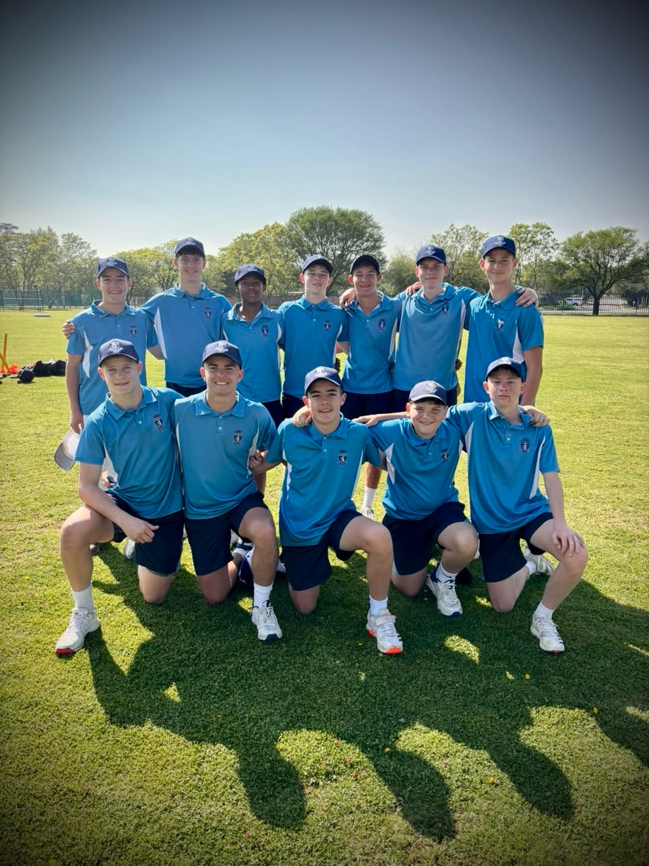 𝗙𝗜𝗖𝗛𝗜𝗘 𝗞𝗥𝗜𝗘𝗞𝗘𝗧 | 𝗼.𝟭𝟱𝗔 𝗞𝗥𝗜𝗘𝗞𝗘𝗧 🏏

Ons o.15A-krieketspan het ’n uitstekende vertoning gelewer en Hoërskool Jim Fouché se o.15A-span met 31 lopies geklop!

Fichardtpark het eerste gekolf en 117/7 in 20 boulbeurte aangeteken. Ons boulers het daarna puik werk verrig en Jim Fouché vir slegs 86 lopies in 18.2 boulbeurte uitgeboul.

Beste kolwers:
Handré Herholdt – 47 lopies van 55 balle.
Roelof Herbst – 20 lopies van 21 balle.

Beste boulers:
De Villiers Myburg – 2 paaltjies vir 3 lopies.
Tobie van Vuuren – 2 paaltjies vir 7 lopies.

Baie geluk aan ons o.15A-manne met hierdie puik oorwinning! Ons is trots op julle!

#joudrome #joutoekoms #onspassie