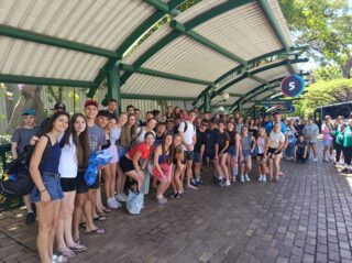 GR 11 TOER 2026

Vanjaar is ons tradisionele Graad 11-toer weer bekendgestel. Ons Graad 11 leerlinge van 2026 besoek vandag The Valley of the Waves by Sun City. Op Vrydag, 23 Oktober 2026 vertrek die leerders na Gold Reef City. Hierdie is 'n spanbou geleentheid vir die matrikulante van 2027. Ons sien uit na 'n wonderlike matriekjaar 2027.

#fichietrots #fichiepret #joudrome #joutoekoms #onspassie