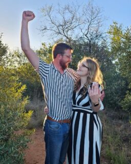 MNR SAREL KRY DIE ANTWOORD JA! 

Baie geluk aan ons eie mnr Sarel Steyn en  Lindi Redelinghuys met hul verlowing! 

Mag hierdie nuwe avontuur vir julle geseënd wees! 

#fichieonderwysers #fichieliefde #fichietrouklokke